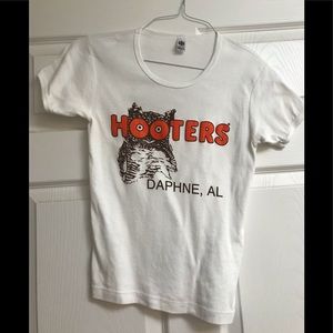 Hooters t shirt
